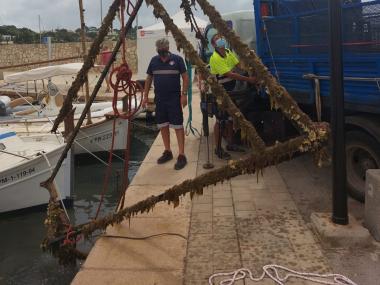 Retirats 1600 quilos de residus del fons marí de Portopetro
