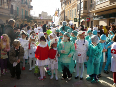 La Plaça Major de Santanyí es vesteix d’alegria i color amb motiu de la “rueta”