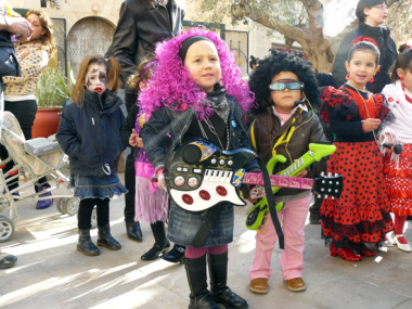 La Plaça Major de Santanyí es vesteix d’alegria i color amb motiu de la “rueta”