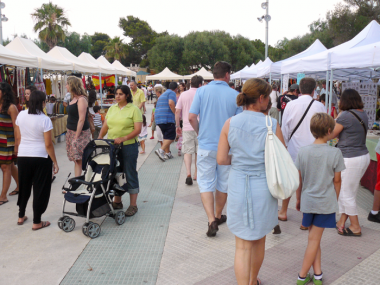 Cala d’Or estrena el mercat artesanal nocturn 