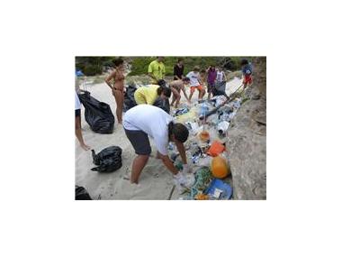 Els joves de Santanyí realitzen tasques mediambientals a Cala Màrmols 