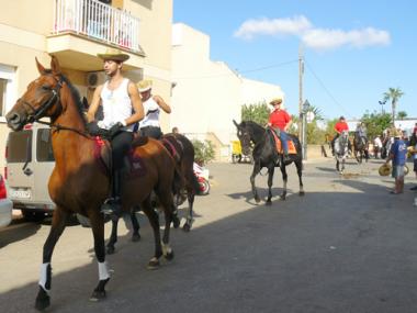 La XIII edició de l’anada amb carro, muntura, bicicleta o a peu a Mondragó desborda totes les previsions de participació