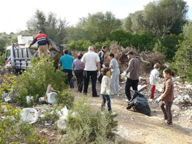 Una trentena de voluntaris realitzen una neteja a l’abocador il•legal del Parc Natural de Mondragó