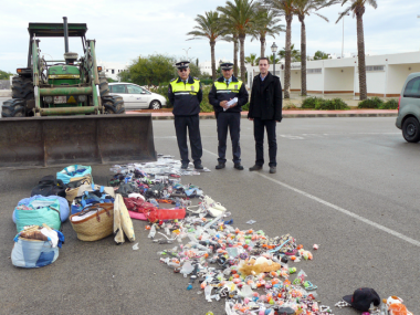 L’Ajuntament de Santanyí destrueix el material incautat per la Policia local durant la temporada turística de 2010