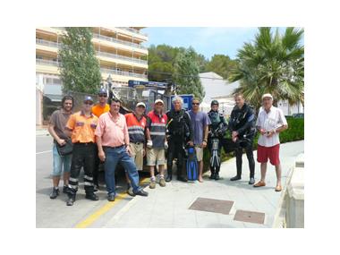 Extreuen una barca, un contenidor i uns 200 quilos de residus en unes tasques de neteja del fons marí de Portopetro