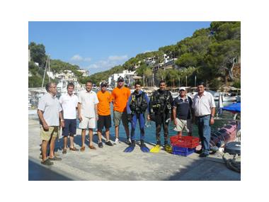 Extreuen una petita embarcació i uns 100 quilos de residus a la neteja del fons marí de Cala Figuera