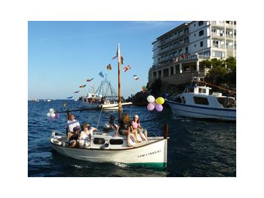 Una cinquantena d’embarcacions varen participar a la processó marítima de Cala Figuera