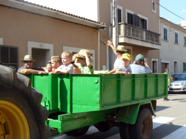 Un total de  270 persones anaren d’excursió des de Santanyí a la platja de s’Amarador amb carro, cavalls, tractors, bicicletes i a peu