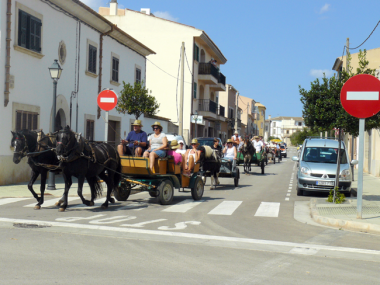 Un total de  270 persones anaren d’excursió des de Santanyí a la platja de s’Amarador amb carro, cavalls, tractors, bicicletes i a peu