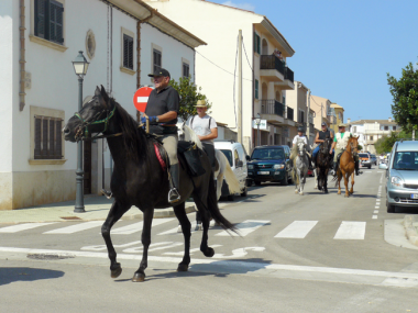Un total de  270 persones anaren d’excursió des de Santanyí a la platja de s’Amarador amb carro, cavalls, tractors, bicicletes i a peu