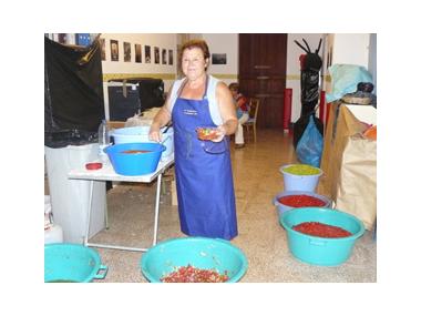 Uns 400 quilos de tomàtigues, 200 de pebres i 200 de ceba foren els ingredients del trempó a la fresca d’Es Llombards