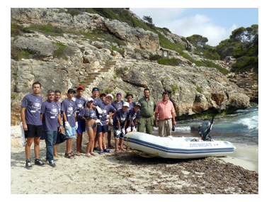 La Fundació Joves Navegants porta un grup de treball per netejar la platja de Cala Màrmols