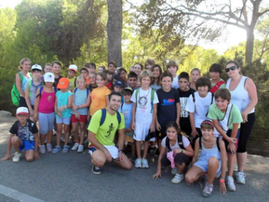 Un grup de 36 joves de Santanyí omplen 30 sacs de fems realitzant una neteja a Cala Màrmols 