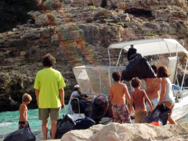 Un grup de 36 joves de Santanyí omplen 30 sacs de fems realitzant una neteja a Cala Màrmols 