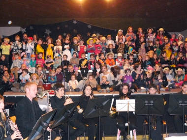 Els alumnes més petits de l’Escola de Música de Santanyí s’estrenaren al concert de Cala Figuera