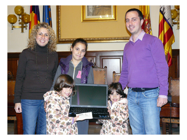 L’Ajuntament de Santanyí ha lliurat l’ordinador portàtil a les guanyadores del sorteig 