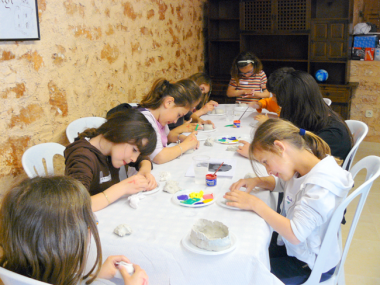 Padrins i nets de Cala d’Or passen un horabaixa junts per aprendre a fer crespells
