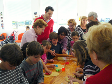 Padrins i nets de Cala d’Or passen un horabaixa junts per aprendre a fer crespells