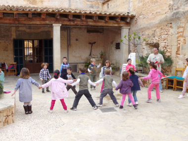 Padrins i nets de Cala d’Or passen un horabaixa junts per aprendre a fer crespells
