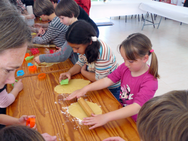 Padrins i nets de Cala d’Or passen un horabaixa junts per aprendre a fer crespells