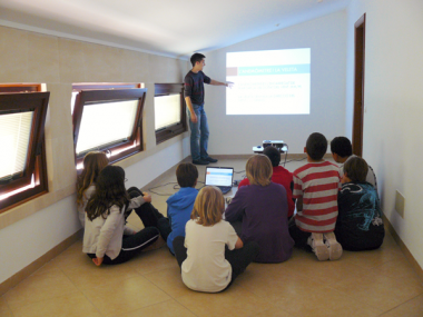 Els escolars s’interessen pel funcionament de l’Estació Meteorològica Automàtica de Santanyí