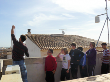 Els escolars s’interessen pel funcionament de l’Estació Meteorològica Automàtica de Santanyí