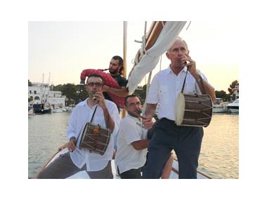 La sonada per dins la mar a càrrec dels xeremiers posa el punt i final a les festes de Sant Joan de Portopetro