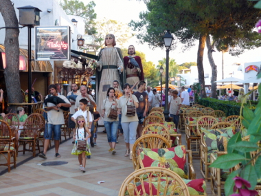 Cala d’Or encetà les festes amb els Gegants de Santanyí i una pamboliada multitudinària