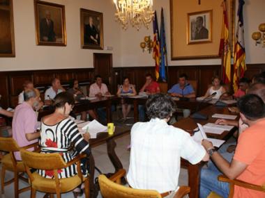 La corporació municipal acorda rebaixar-se un 10 % les dietes i l’equip de govern renuncia a la paga extra de desembre