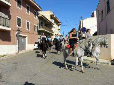 La XV edició de l’anada amb carro, muntura, bicicleta o a peu a Mondragó se celebra amb la participació d’unes 250 persones