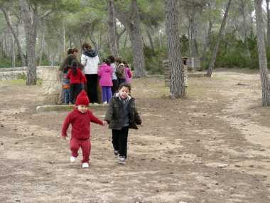 Quasi un centenar d’alumnes del col•legi públic de Calonge han participat en una jornada de reforestació al Parc Natural de Mondragó