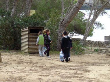 Quasi un centenar d’alumnes del col•legi públic de Calonge han participat en una jornada de reforestació al Parc Natural de Mondragó