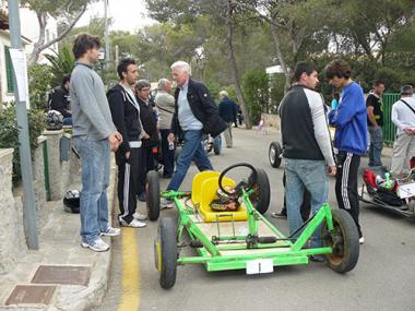 La cursa de carretons va convertir Cala Figuera en una pista de velocitat seguida per un munt d’espectadors