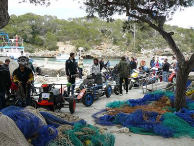 La cursa de carretons va convertir Cala Figuera en una pista de velocitat seguida per un munt d’espectadors