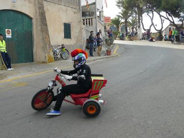 La cursa de carretons va convertir Cala Figuera en una pista de velocitat seguida per un munt d’espectadors