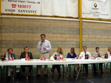 Quasi 900 persones majors de 65 anys del municipi es reuniren en un dinar multitudinari organitzat per l’Ajuntament de Santanyí