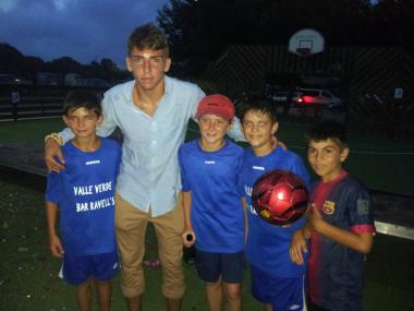 EL JUGADOR MALLORQUINISTA BRANDON THOMAS CLAUSURA EL TORNEIG QUE DUU EL SEU NOM