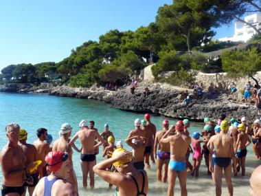 UNS 150 NEDADORS PARTICIPEN EN LA 4A TRAVESSA DE CALA GRAN