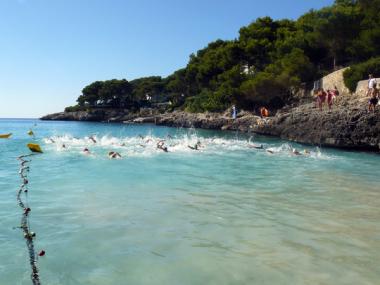 UNS 150 NEDADORS PARTICIPEN EN LA 4A TRAVESSA DE CALA GRAN