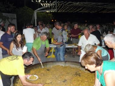 CALA LLOMBARDS I SON MOJA ACOMIADEN LES FESTES D’ESTIU AMB UN SOPAR DE PAELLA MULTITUDINARI