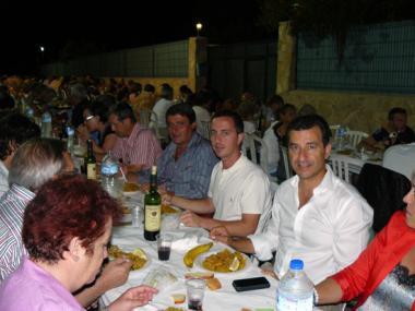 UNES 300 PERSONES CELEBREN AMB UN SOPAR DE PAELLA LES FESTES D'ESTIU A CALA S'ALMONIA 
