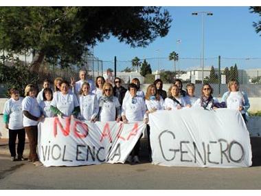 250 PERSONES ES CONCENTREN PER DIR NO A LA VIOLÈNCIA DE GÈNERE 