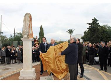 L’AJUNTAMENT INAUGURA UNA ESCULTURA EN HOMENATGE ALS DONANTS DE SANG DE SANTANYÍ