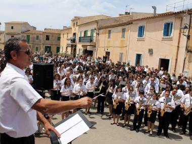 SANTANYÍ S’OMPLE DE MÚSICS AMB MOTIU DE LA TROBADA DE BANDES DE MÚSICA