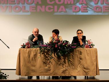 EL MANIFEST CONTRA LA VIOLÈNCIA DE GÈNERE OMPLE EL TEATRE PRINCIPAL DE SANTANYÍ