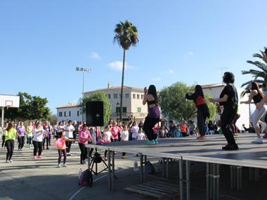 300 PERSONES BALLEN ZUMBA CONTRA LA VIOLÈNCIA DE GÈNERE