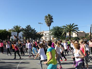 300 PERSONES BALLEN ZUMBA CONTRA LA VIOLÈNCIA DE GÈNERE
