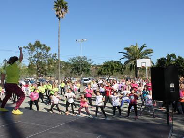 300 PERSONES BALLEN ZUMBA CONTRA LA VIOLÈNCIA DE GÈNERE