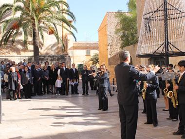 SANTANYÍ VENERA AMB DEVOCIÓ AL SEU PATRÓ, SANT ANDREU, EL DIA DE LA SEVA FESTIVITAT