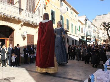 SANTANYÍ VENERA AMB DEVOCIÓ AL SEU PATRÓ, SANT ANDREU, EL DIA DE LA SEVA FESTIVITAT